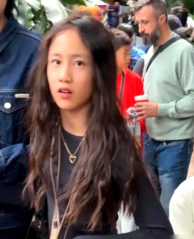 黄磊家老二这基因，真是不讲道理。

12岁的二女儿最近近照刷屏，网友直接喊她“长发版黄磊”。单眼皮笑眼、侧脸线条，连两颗泪痣的位置都长得一模一样。孙莉前阵子晒全家出游，五口人站一块，她跟黄磊简直像复制粘贴。

更绝的是动作。早前路人拍到父女俩逛美术馆，低头看画的姿势、背手的弧度，同步率百分百。

小