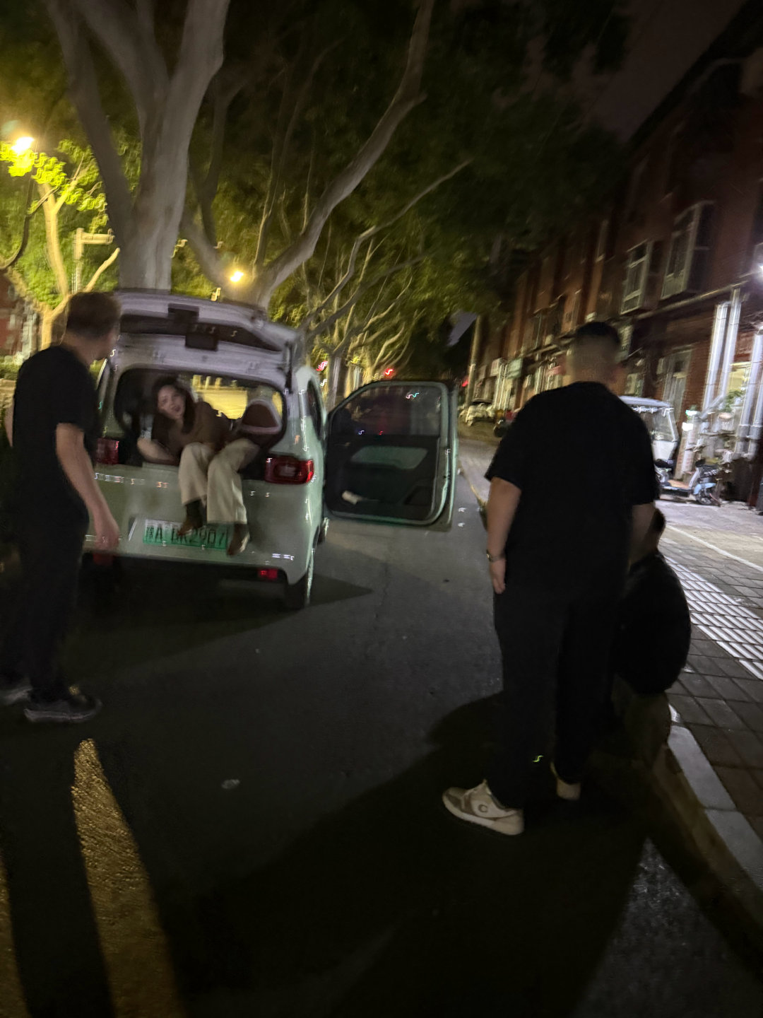 谁能信200➕的大哥开的是holle kitty镶钻版五菱宏光
哈哈哈哈哈哈哈哈哈哈哈哈 ​