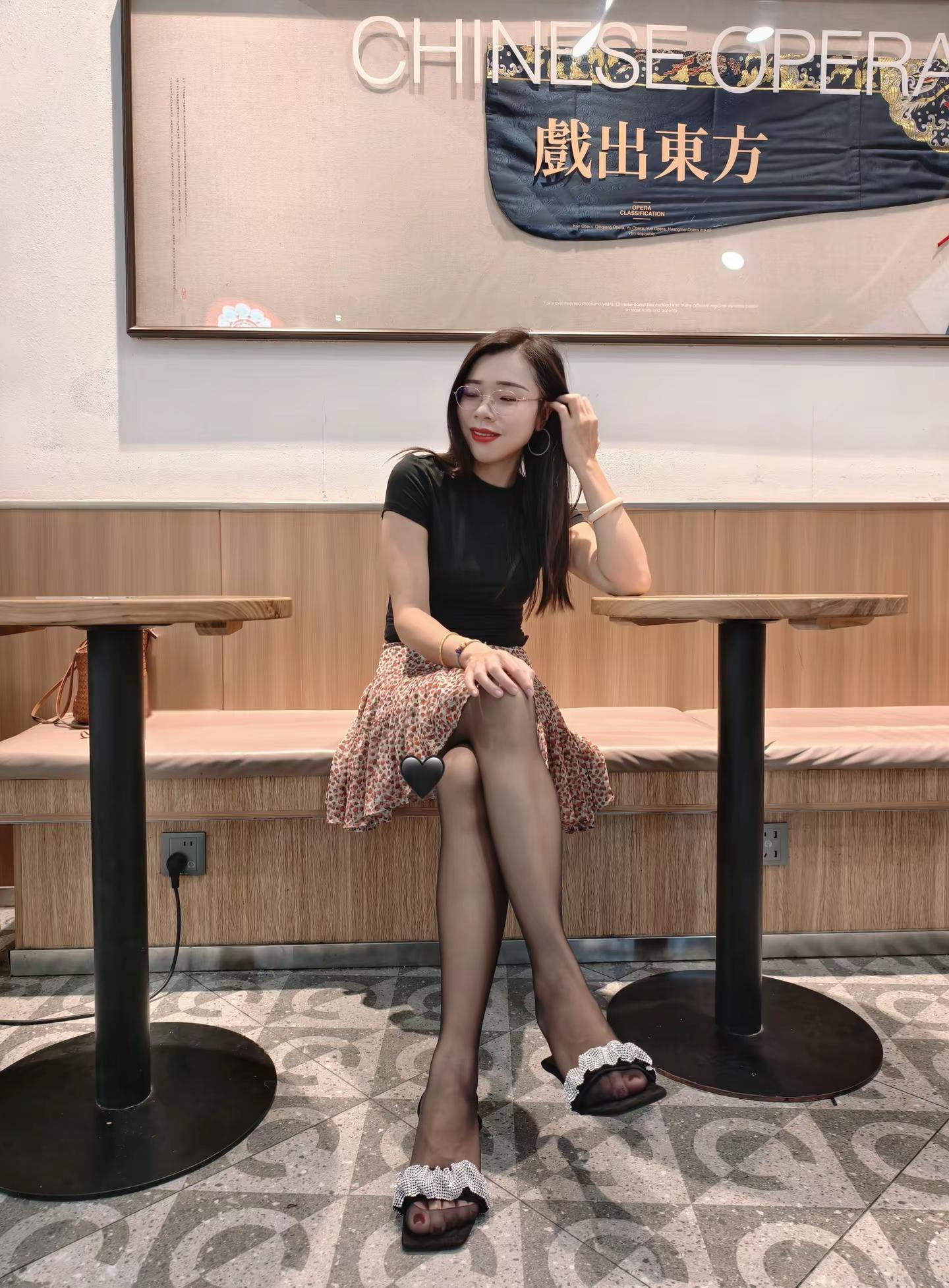 黑红色系穿搭。渐行渐远