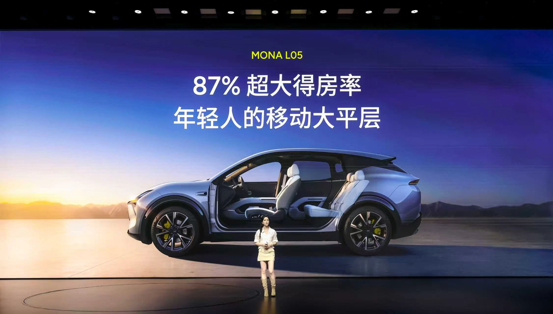 小鹏MONA L05开启预售了，16.98万起，10月29日正式上市。
相比L03这次更偏向大五座SUV，轴距2940mm，后备箱有701L，空间确实挺大了。车内配置也不少，前排有通风、加热、按摩，副驾还有零重力座椅，后排也给了17.3英寸娱乐屏。
智能驾驶也用上了小鹏的第二代VLA和图灵芯片。动力有纯电和增程两种，纯电 ​