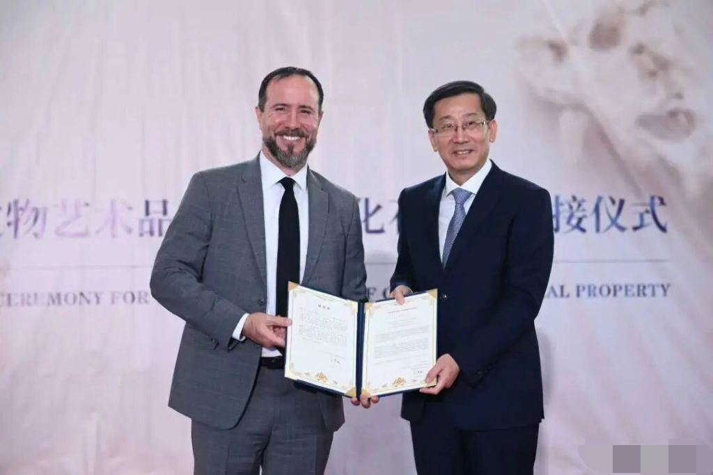振奋人心！9月16号，美国一次性归还咱们58件文物艺术品和古生物化石￼￼￼。
交接仪式就在中国驻美大使馆举行，这里面最让人动容的，是一尊山西天龙山石窟的菩萨像，一百多年前惨遭盗掘劫掠，漂泊海外，如今终于踏上回家的路。

这批文物一共分10批次，有陶俑、石像，还有古生物化石，品类非常丰富￼￼￼。
谢锋