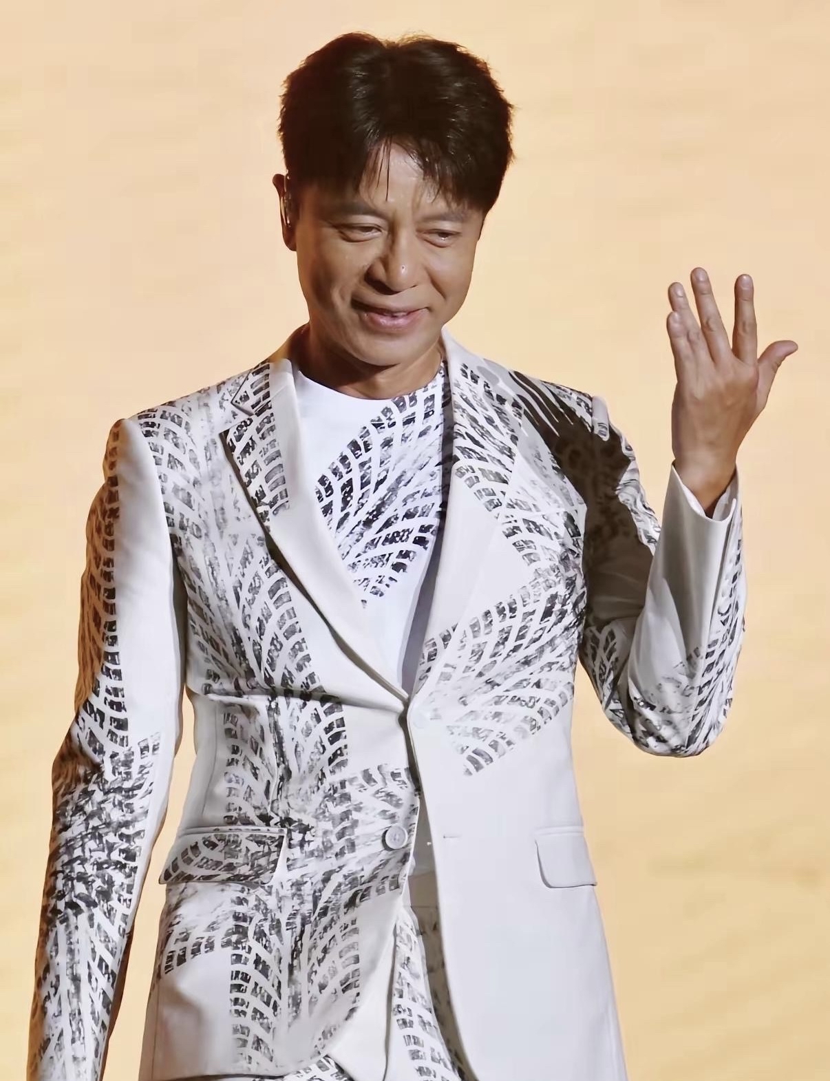 一场意外，造就了演唱会史上很特别的一幕。李克勤包头演出受天气影响行程受阻，迟到将近两小时。临时接到救场电话的侯浪，来不及换装、没有彩排，匆匆奔赴舞台，即兴一首接着一首演唱，稳稳拖住三万人的现场。从撸串的饭桌站上万人舞台，没有华丽包装，仅凭唱功稳住全场。等到李克勤匆匆赶到，紧紧拥抱致谢，这一刻，是属于