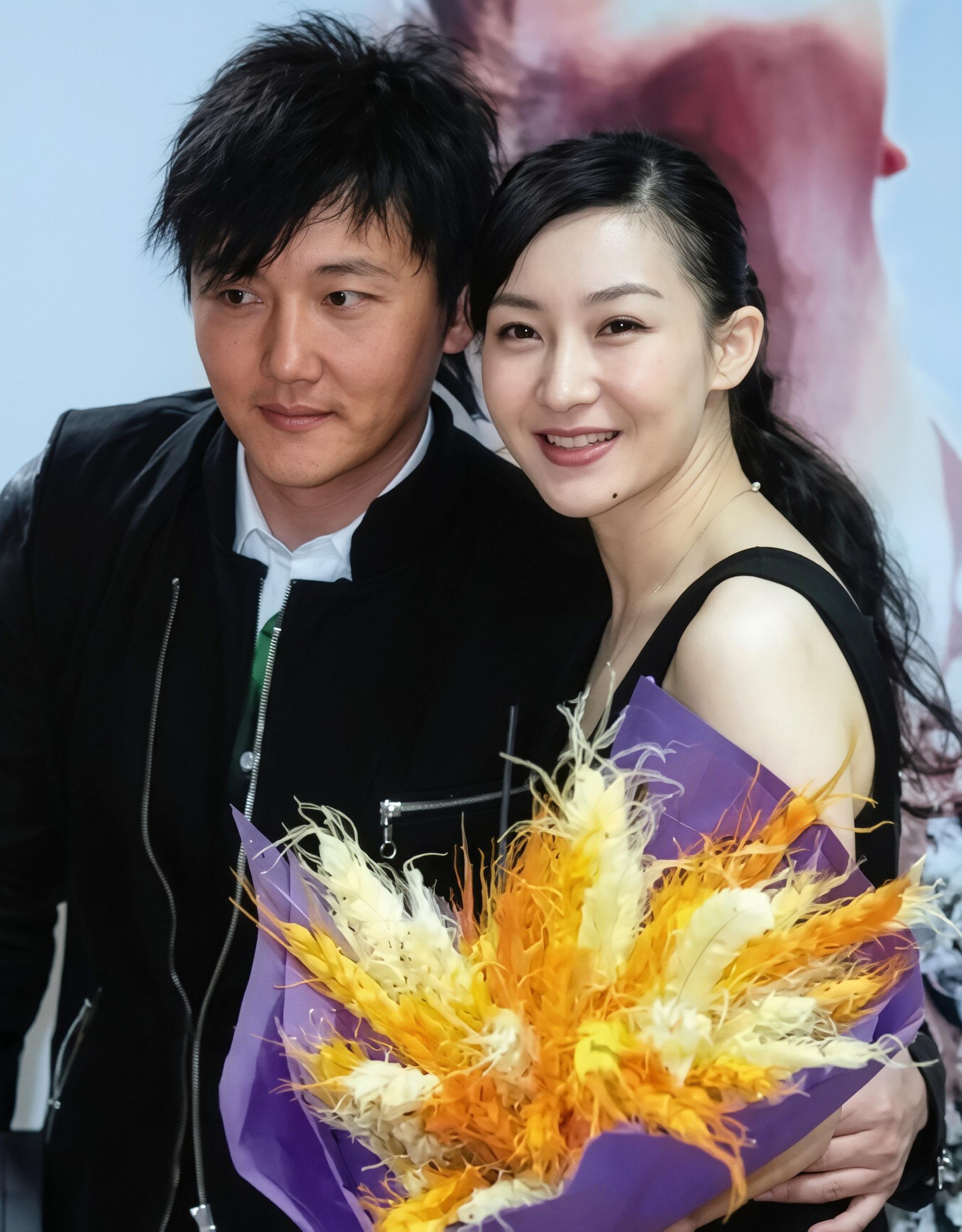 买红妹得知孙楠要离婚那天，没哭没闹，在婴儿床边站到天亮，心里就一个念头：不能倒。

签协议时，她放弃争更多财产，只提了一个条件——让孙楠亲口跟孩子说清楚。面对孩子天真的追问，她平静应对，没教孩子恨，也没教抱怨。

离婚后，她带着两个娃重回剧组，从只有三场戏的小角色演起。哭戏哭不出来，就想想这些年的苦