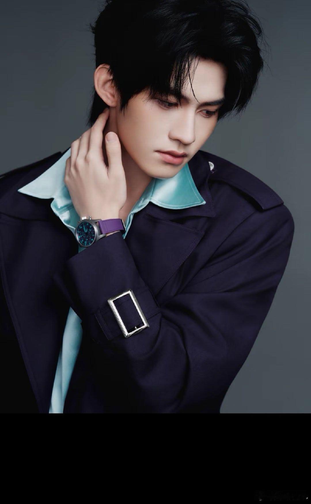 #演员云旗[超话]##演员云旗[超话]##积极向上好少年云旗# 
     IWC万国表 飞行员计时腕表41（梅赛德斯-AMG马石油F1车队特别版）型号：IW388121
设计背景：致敬新加坡大奖赛，融合F1赛车的速度感，属于万国与梅赛德斯AMG马石油F1车队联名款

      当沉稳深邃的风衣遇上腕间一抹紫，云旗将高级感拿捏得 ​