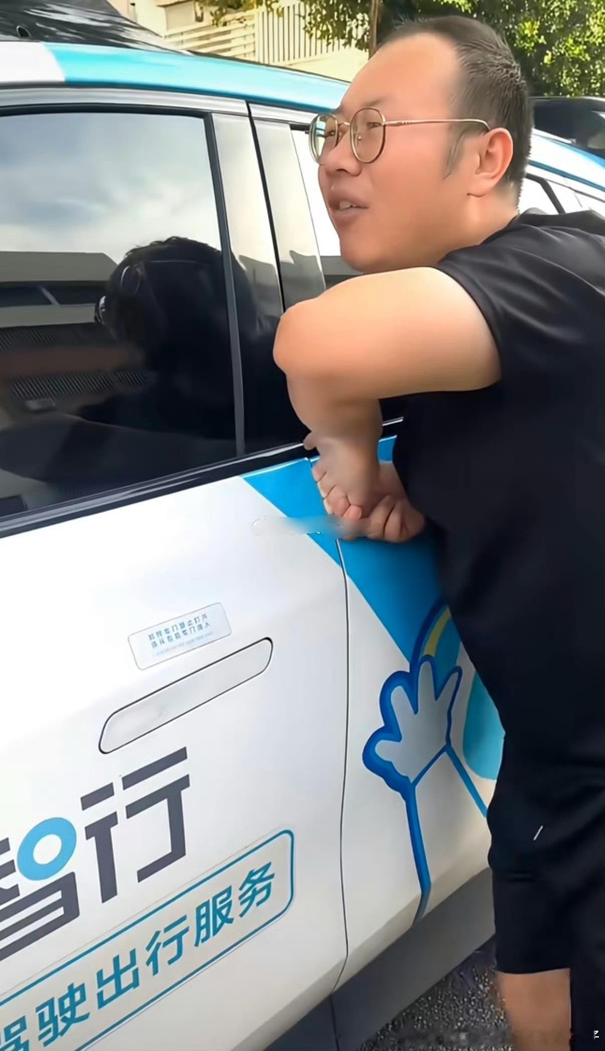 #深圳无人驾驶网约车关门打不开#
视频看得让人揪心，乘客手指被死死卡在门缝，车门里外都打不开，只能焦急呼救路人。
根据官方通报，这次是同行人误操作关门导致的意外，交警也认定不属于交通事故，万幸伤者没有大碍。
但比起追责是谁按下关门键，更值得深思的，是全无人自动驾驶商业化背后的安全命题 ​