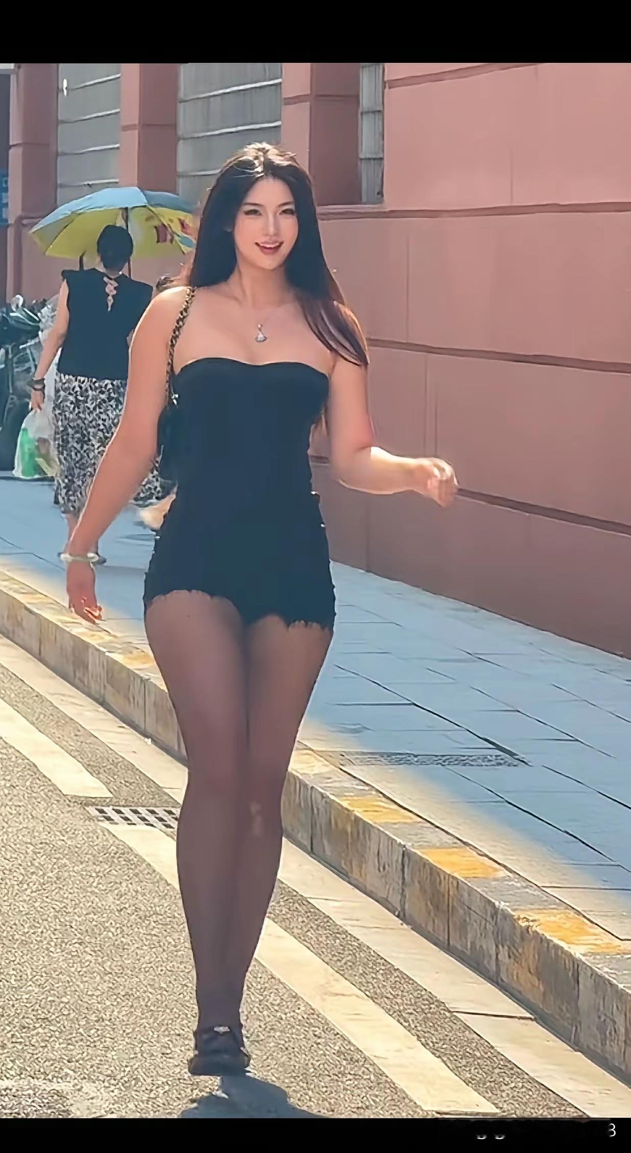 穿搭很有时尚潮流走来走去，给你我感觉诱惑和养颜啊