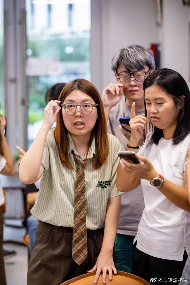 #眼镜戴了和没戴是两回事# 谁能拒绝一副能看懂声音的眼镜？雷鸟iO镜片实时浮现对话文字，外观和普通眼镜无差别，听障出行社交全适配 #AI眼镜给听障人士开了一扇窗##等我戴上眼镜你再说# ​