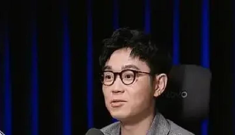 2012年，大鹏全身上下加卡里只剩73.4元，整个剧组连下一顿的盒饭钱都掏不出来。他给只在酒桌上见过几面的赵本山发了条求助短信，10分钟就收到七位数转账，连欠条都没打。

当年大鹏还不是大鹏，是在搜狐做《大鹏嘚吧嘚》的主持人，拍《屌丝男士》之前，没人拿他当盘菜。他找了一圈投资，没人愿意碰这种没明星、