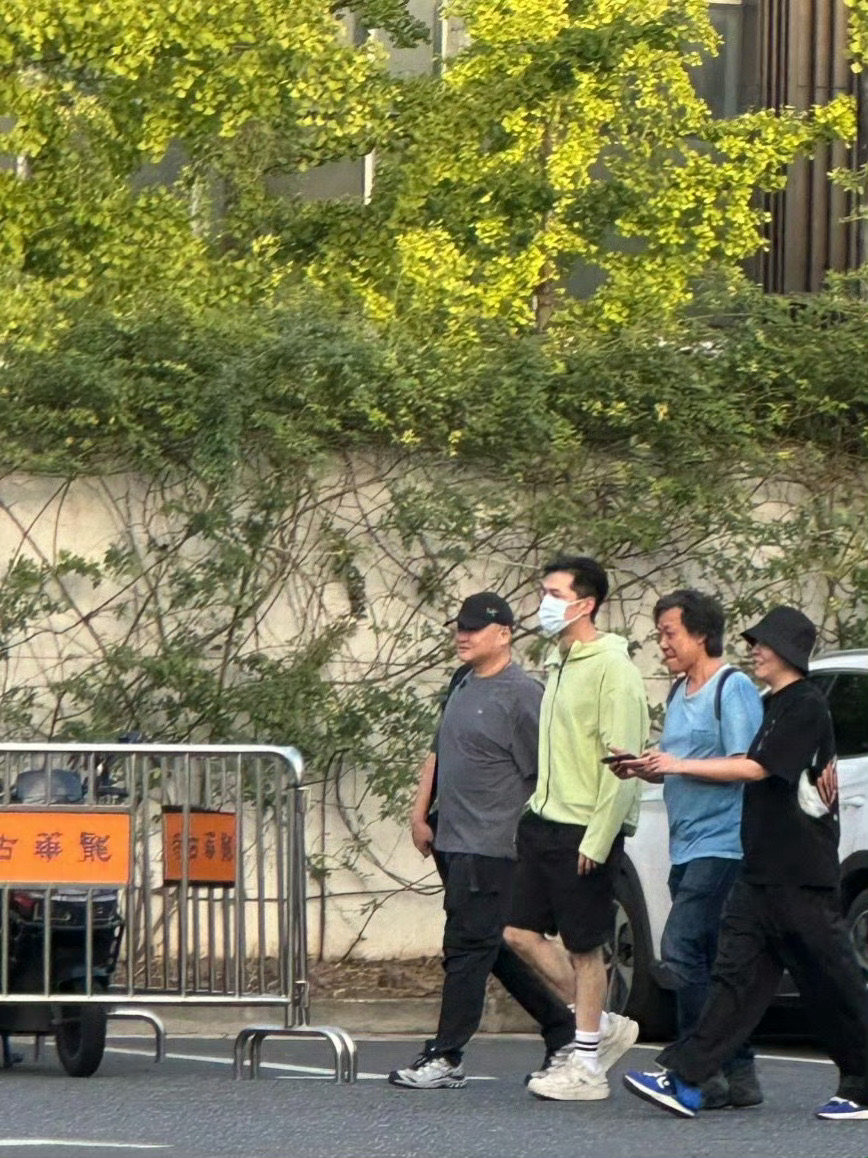 #胡歌[超话]# 好帅！这么好的状态快点进组吧，别只忙着一路前行啊[馋嘴] ​