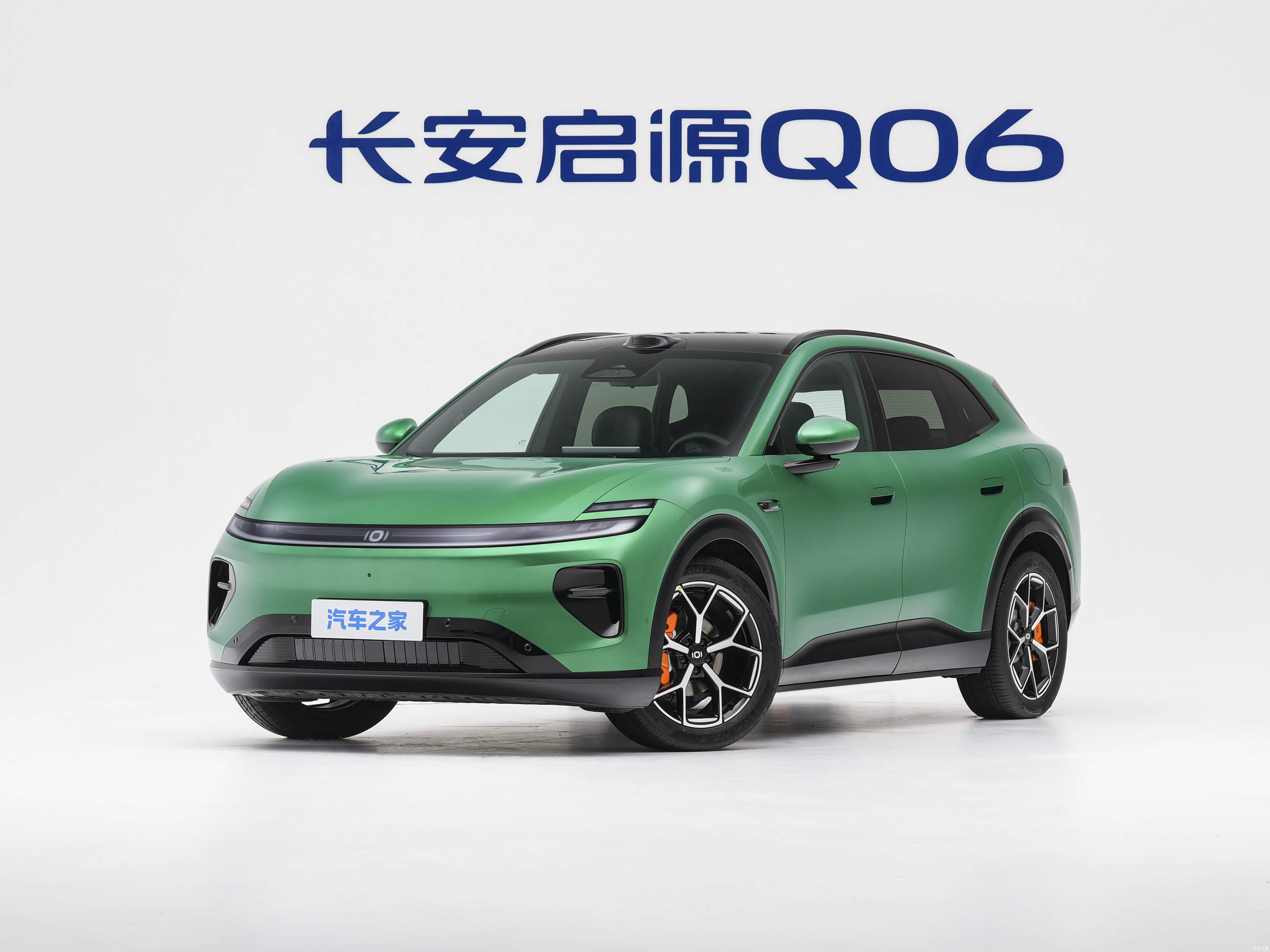 长安启源Q06喊出13.59万元起，第一眼确实挺狠：中型SUV、后驱、快充、驾驶辅助，发布会上的菜一个比一个硬。但买车不是吃自助餐，门口写着一个价，不代表所有菜都能随便夹。

Q06一共6个版本，指导价13.99万到16.99万元，限时权益价13.59万到16.59万元。入门602越享型便宜，可70