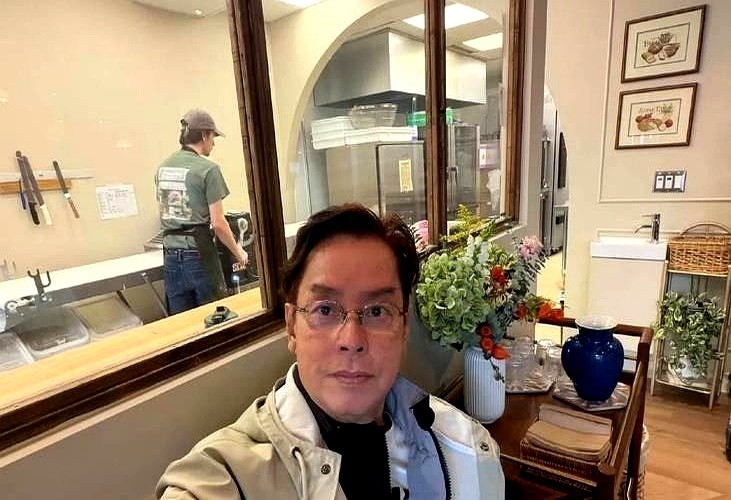 76岁的谭咏麟在法国度假，一个人干掉了一座“生蚝山”。

看他吃完龙虾生蚝，挺着溜圆的肚子、中气十足地竖大拇指，这胃口和消化能力，多少年轻人看了都自愧不如。

别人去法国逛奢侈品店，他倒好，直接跑去当地矿场溜达，这股不服老的劲儿真不是装的。

一边开演唱会赚钱，一边满世界潇洒，这才是神仙日子。

钱