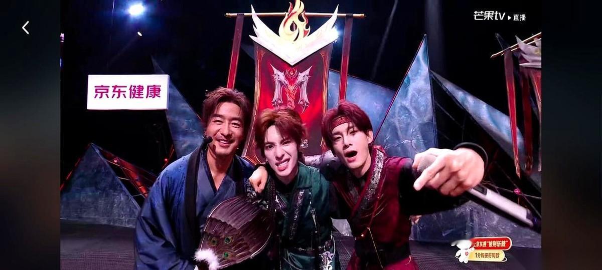 《披荆斩棘2026》三公分组名单一曝光，节目组的权力沙盘直接被推翻重来。
阿云嘎、余文乐、曹骏，这三人的名字被毫不留情地从“队长”那一栏划掉。
按照历届的剧本走向，阿云嘎竞争年度队长的路，基本算是走到头了。
新上位的五个队长：张彬彬、颜安、孙楠、小沈阳、王传君。
年度队长的袖标如果非要在王传君和张彬