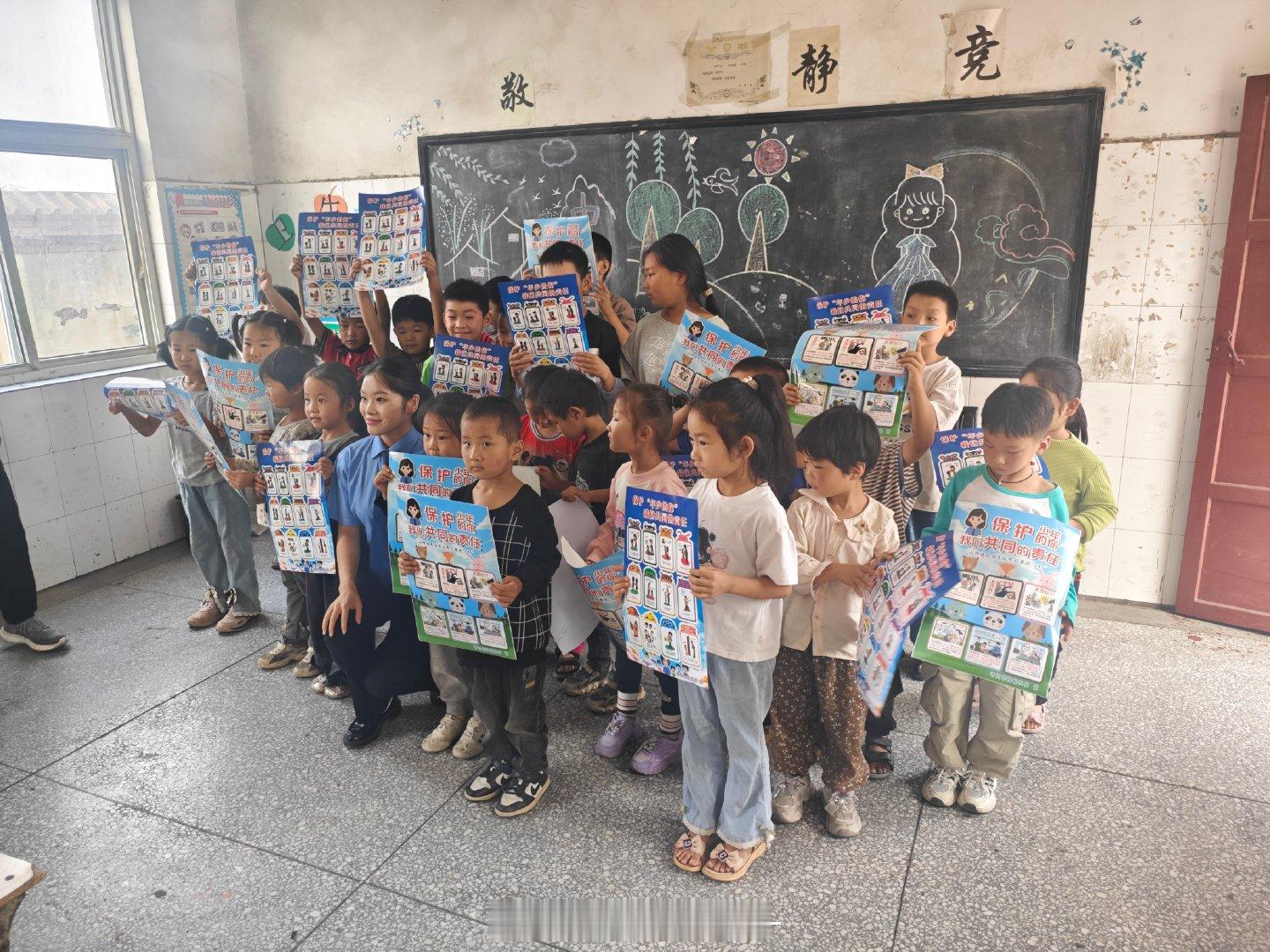 今天下午去给三个小学的孩子们普法，其中第二个学校里面同时拥有幼儿园和小学，加一起也就几十个学生，临走的时候有个小男孩叫住我，他说警官我也是中国人，我说对！你是中国人，你今天回答对了好几道问题你很棒！让我忽然觉得小孩子太纯真可爱了！ ​