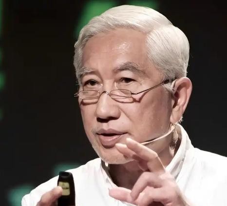“两三年后机器人进你家做饭，你敢买吗？”

街上跑满无人车，打工的普通人却没活干，这算什么事！

8月20日北京，世界机器人大会现场。王兴兴拿着话筒讲话。他是宇树科技创始人，做机器狗和人形机器人。他在台上讲，机器人进寻常百姓家，快的话2到3年，慢的话5到10年。他还划了一条线：进门之后，机器人能把屋