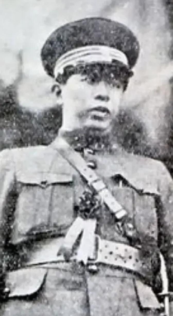 1983 年，75 岁的张学铭在北京安然离世。作为张作霖的次子，他从小不被父亲喜爱，人生际遇与兄长张学良形成巨大反差。张学良半生幽禁，漂泊辗转，而张学铭历经乱世浮沉，最终安稳善终。
张学铭放下报纸，目光落在窗外胡同里几个玩耍的孩子身上。他刚从天津市政工程局的会议上回来，议题是关于一座旧桥的修缮。秘书
