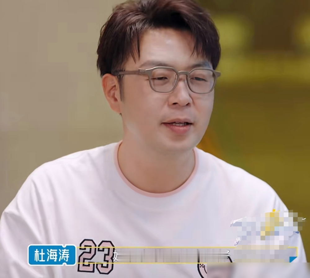 杜海涛说沈梦辰当主持，反应快，脑子灵，是块料。这话搁几年前，没人信。
当初沈梦辰主持，被骂惨了，说她尬，说她只会笑。可杜海涛看得细，说她在台上那种机灵劲儿，是骨子里的。
沈梦辰也说过，她就喜欢杜海涛聪明，情绪还稳，从不大声跟她嚷嚷。俩人一个台前一个幕后，互相看对方，看的全是专业和内核。
恋爱长
