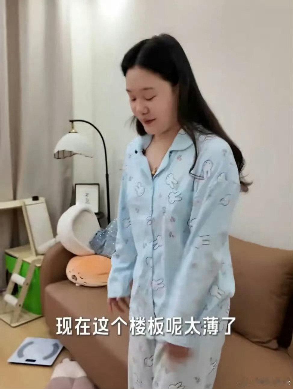 #张家齐录完我家那闺女就搬家了# 搬家是为了别人，但她没说、没抱怨、没拖延。这件事被看到，是因为镜头记录下了她的生活，而不是因为她主动说出来。真正的教养，是不需要表达的。 ​