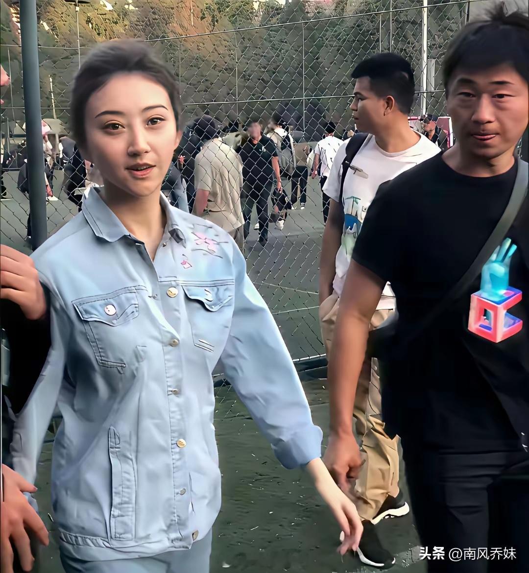难怪孙宇晨说她很普，放在娱乐圈她确实不算最好看。
而且脸上有过度医美的痕迹，没有了往日的清纯。
孙宇晨保存了很多年的那张照片，应该是她刚出道时的那个长相甜美，又清纯的大甜甜。
这么看来，孙宇晨确实是见到了真的白月光以后，觉得白月光没有以前漂亮了。
但是，要知道，再美的白月光，都会随着 ​