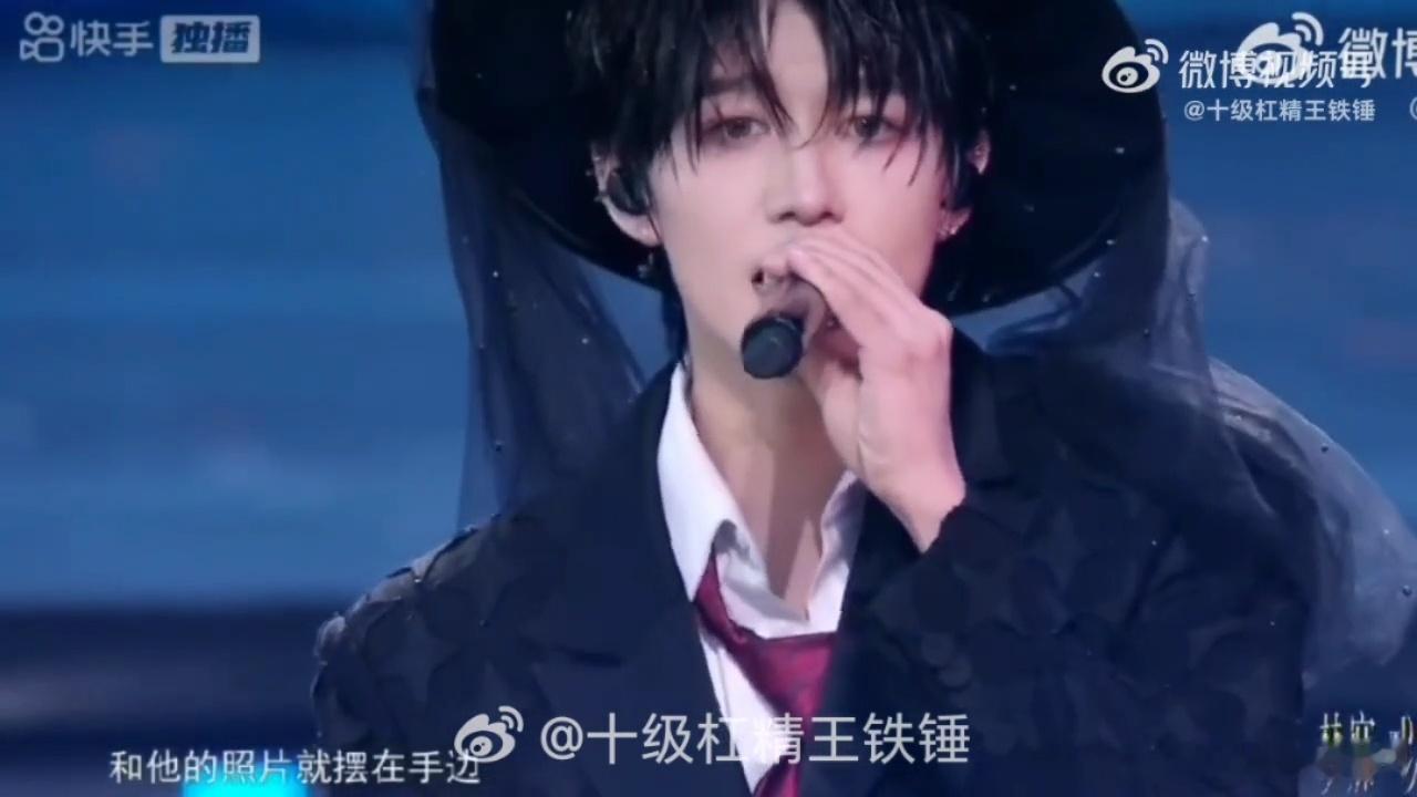 明明是新舞台偏要勾起从前。旧照片一出来全是当年循环loverboy的...