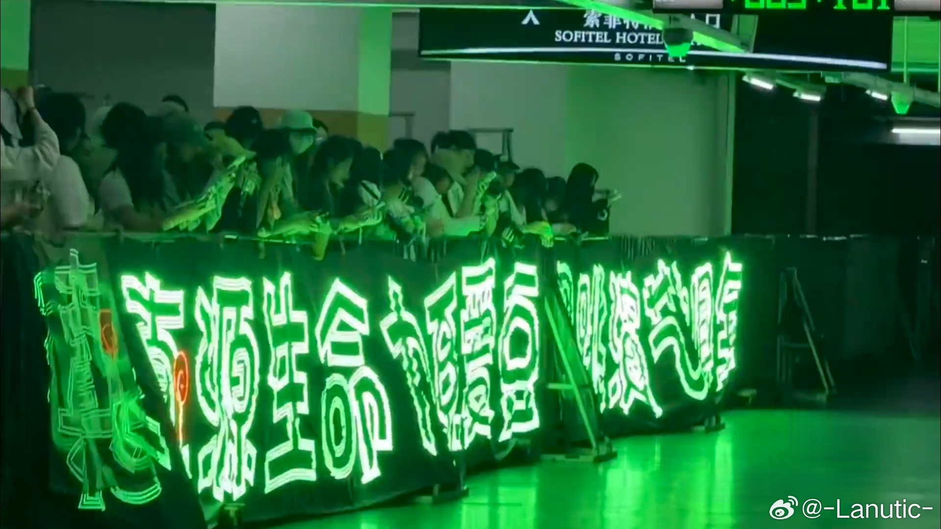 是什么让地库所有人都被映成了绿色？ 答案请看下图⬇️⬇️💚💚💚?...