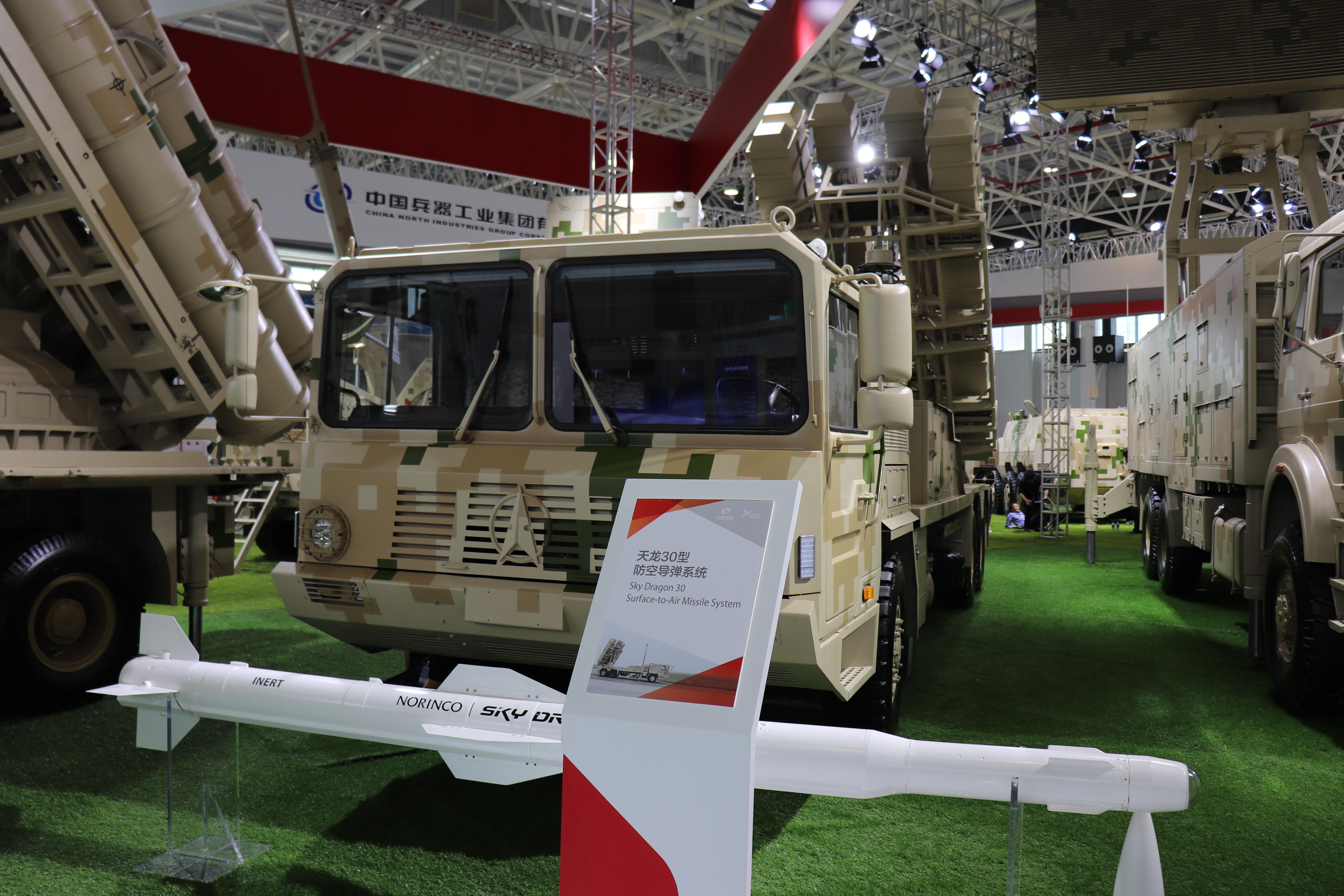 #每天认识一件兵器# 根据布基纳法索总统府发布的最新视频，该国军队装备的中国国产“天龙-30”地空导弹武器系统在近期进行了实弹射击训练（图1），画面中还出现该系统的火力分配车操控席的画面（图2）.

“天龙-30”地空导弹武器系统为中国兵器工业集团出品，最初于2018年珠海航展进行过公开亮相，该系 ​