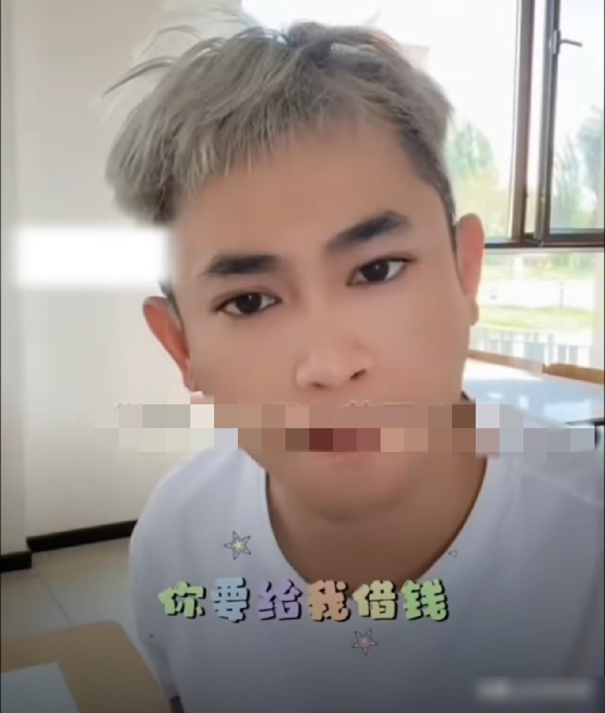 徒弟管师父借钱给孩子交学费，吴迪直接把聊天记录甩公屏上了。不借。
就一句话，你不听话，卖货不挣钱。想走？行，学大长脸，不用交提成。
话难听，账算得门儿清。文强委屈，说干不下去要退出。可转头就被扒出，私下跟大长脸研究怎么不交提成、怎么走人。活儿没扛起来，主意倒挺正。
大长脸呢，几进几出，师父一下
