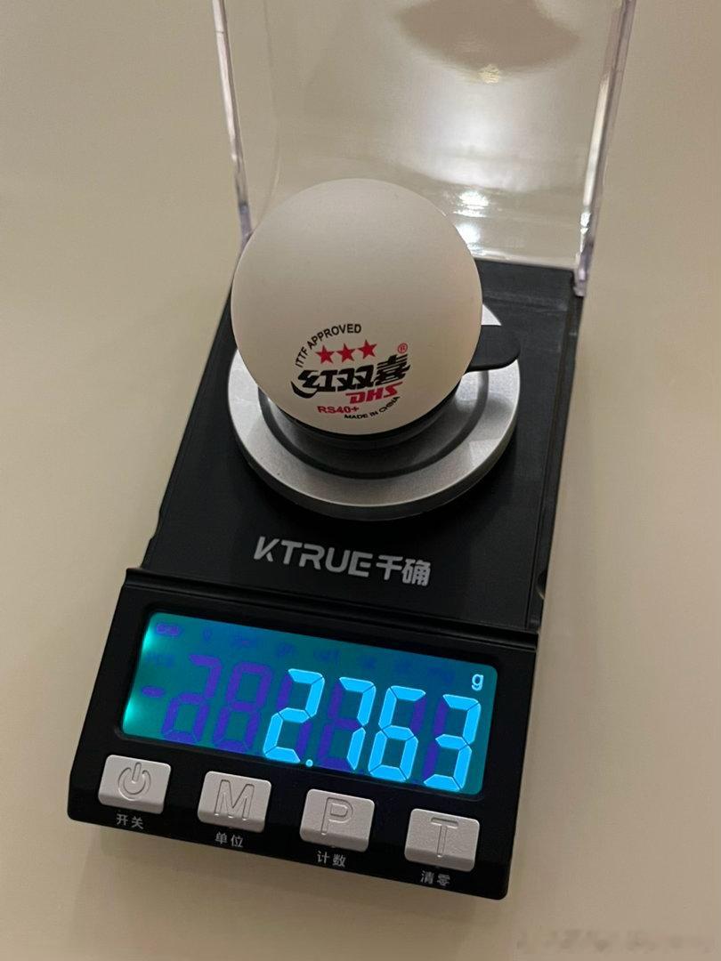 《红双喜RS40乒乓球重量超标率40%》

今天刚收到的红双喜RS40（本来叫RS40+，以后都省掉那个讨厌的+号）。10个装的3星球，里面就有4颗超过2.77g。其余的也全都非常接近上限 2.77g。

ITTF 技术规范规定，24颗球抽查只能有一颗不符合标准。欺负大家没有珠宝秤哈？ ​​​

ITTF 规定的乒乓球标准重量其 ​