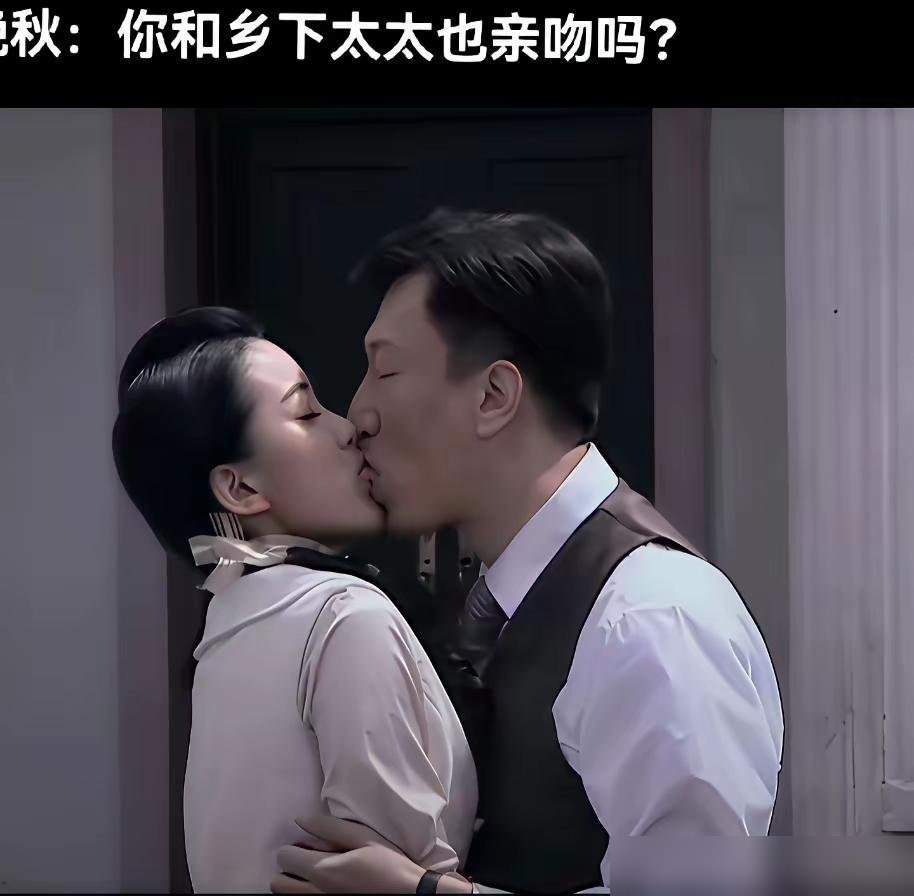 陈妍希一天只吃一顿晚饭，白天靠两杯咖啡硬扛，连盐都戒了五年。 镜头前笑得甜，镜头后对自己下的是死手。 另一边连诗雅刚过完38岁生日，两岁女儿出镜，转头又要去万圣夜跳唱，档期排得满满当当。 这俩人都被问过吻戏伸舌头的事，态度出奇一致：没经同意就是越界，别拿艺术当遮羞布。 一个离婚后把重心砸回事业，一个