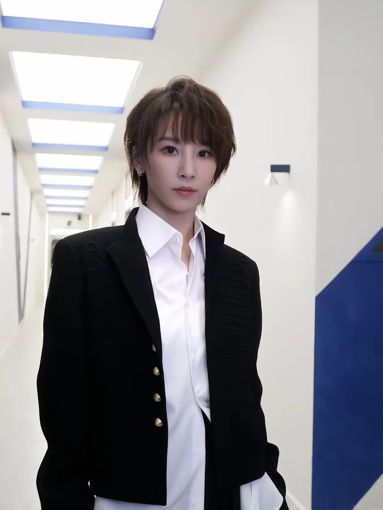 有些女人天生就是享福的命， 
看看谢楠就知道了， 
在80年代初，她父母只生了她一个孩子，把她培养长大，上了安徽财经大学。 
她做主持人，父母无条件支持她，只要她喜欢和热爱就行。 
她现在43岁，估计父母也快70了，竟然已经把晚年生活安排好了。 
她父母知道她要照顾两个孩子，不想给她添麻烦，去年在老