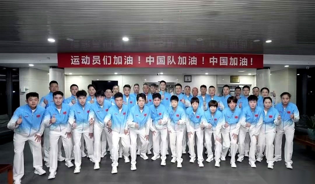 这届亚运会国乒男团的五个参赛名单里，只有王楚钦一个人以前打过亚运会。
剩下四人全是第一次打这种比赛的新手，连王皓都在昨天采访里直言带男队压力大。
9月19日开幕式马上就到了，王励勤带的这支队伍到了名古屋后怎么适应据说要安排住宿的游轮环境成了一道难关。
外人总觉得我们打乒乓球跟玩儿似的，出去拿牌就跟白