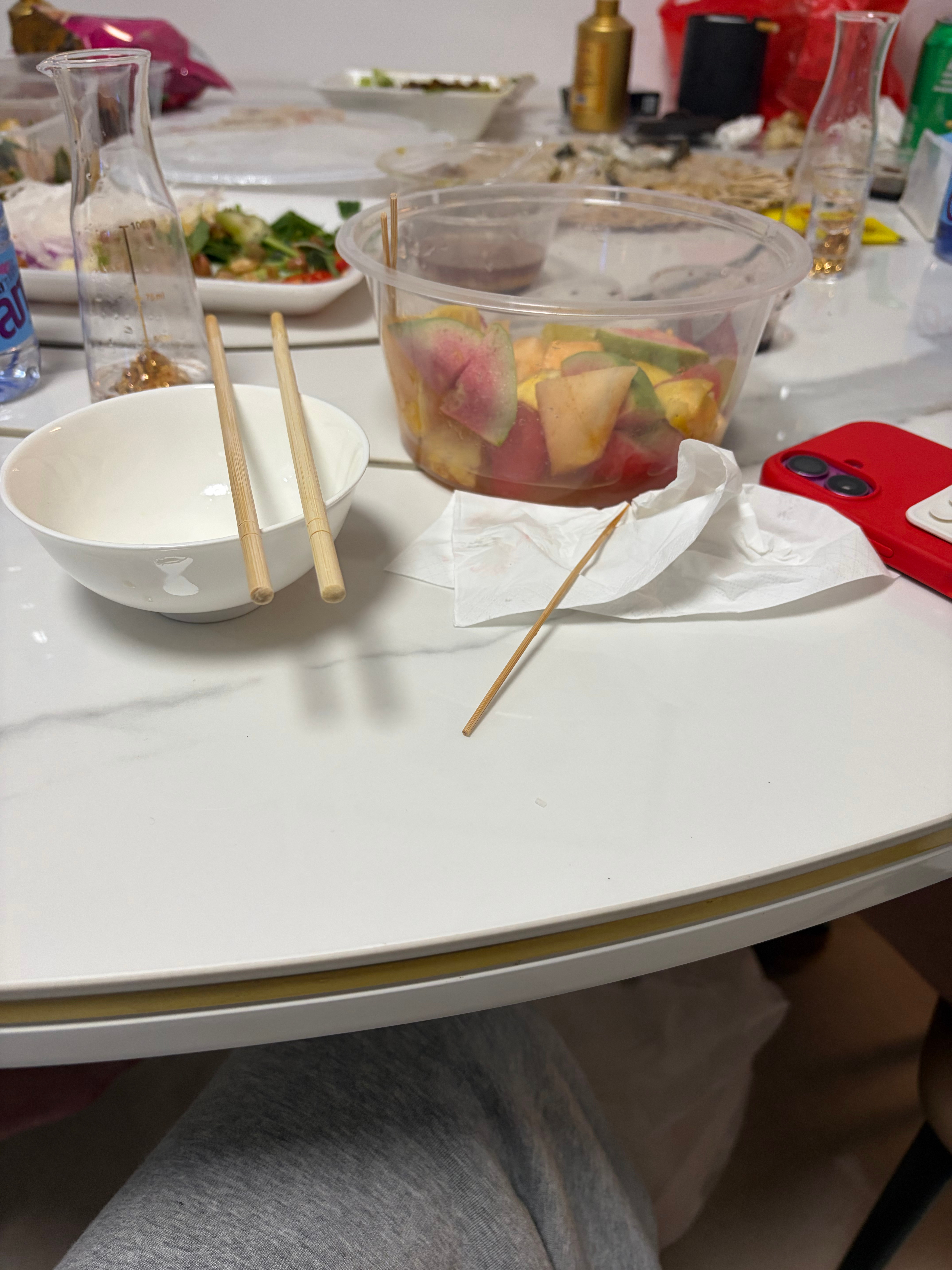 昨天病倒了一天一夜

今天早上终于可以爬起来参加早市了
买了一小拉车的食材
弥补昨天临时鸽掉Dr程的遗憾

亲自下厨搞了很简单的菜系
苹果炖牛肋条好甜绝绝子
俩人根本吃不下
给她撑坏了

凌晨本以为不要夜宵了
打算开电脑默默改论文
s哥说他研究生同学们马上到他家
结果我没回消息
看我一直不讲话
s哥 ​
