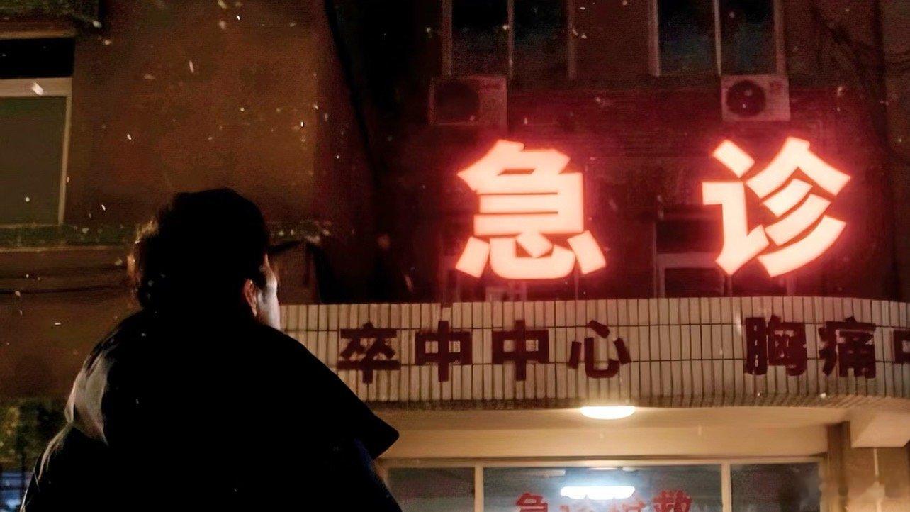#肖战一口东北话推荐小城良方#

关于刘铮亮这个角色，肖战真的有给我新的惊喜

在剧里更多时候会被他眼神里的情绪打动，被开除时淡淡的微死感、帮助到患者后的欣慰、在手术时里眼里的专业和冷静……每一处的情绪变化都很戳人！ ​