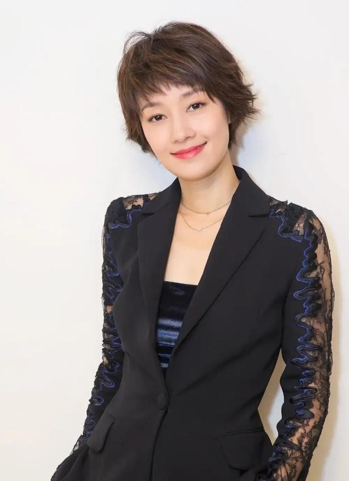 演员马伊琍曾讲过：“我刚大学毕业那会儿，有个剧组找我，试完镜之后，副导演跟我聊片酬，直接给开了一个特别特别低的价，就属于在校学生的价钱。”

很多人把这事当成年轻人勇于掀桌子的爽文典范，但生活真不是按剧本演的。

现实里绝大部分刚出校门的新人，根本不具备掀桌子的资格。马伊琍当年敢撂挑子走人，除了骨子