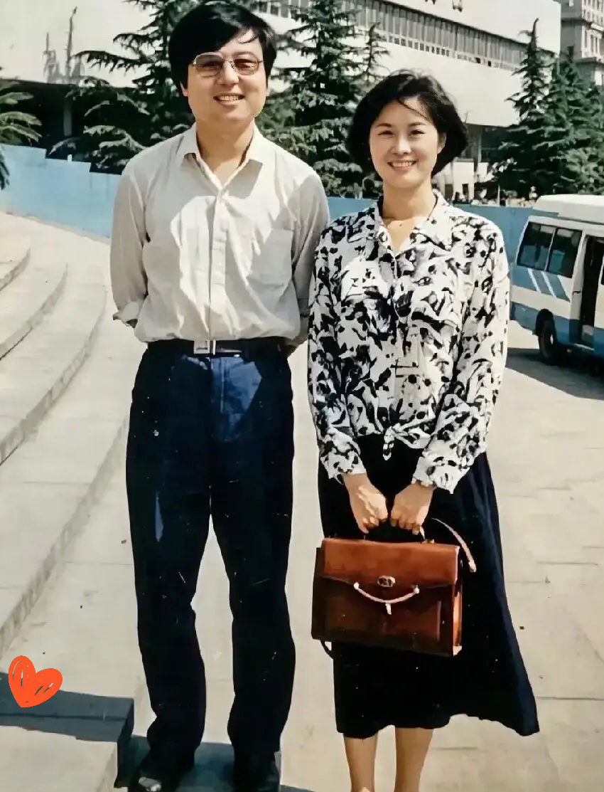 敬一丹年轻时真漂亮!

这张照片摄于1994年，背景是央视老台，敬一丹高挑的身材，着碎花衬衫，黑色摆裙，搭配简单得体，笑容灿烂、气质出众。身旁的男士是节目组编导。

这张留存多年的老照片，让很多人打破了对资深新闻主持人的固有印象。大众熟悉的敬一丹，大多是荧幕上端庄沉稳、严肃克制的模样，常年深耕时政新