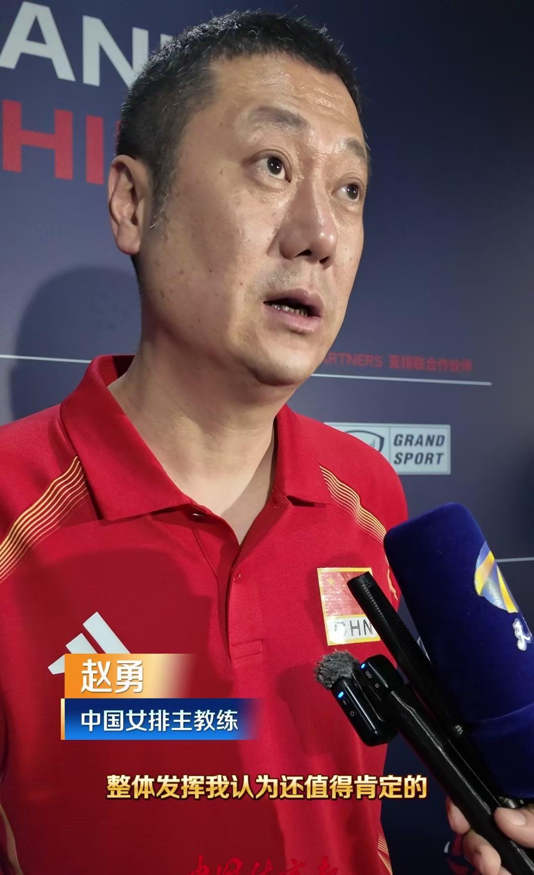 中国女排的主教练赵勇简直太遗憾了！在亚运女排小组赛中国VS哈萨克坦斯坦的比赛中，第二局比赛中国女排在9:1领先发球直接送了1分。

我当时盯着直播信号，看着那记发球直直砸在本方界内，心里跟着咯噔一下——这已经不是本场姑娘们第一次出现这种无压力下的无谓失误了。

第一局开场的状态，说实话看得人捏一把汗
