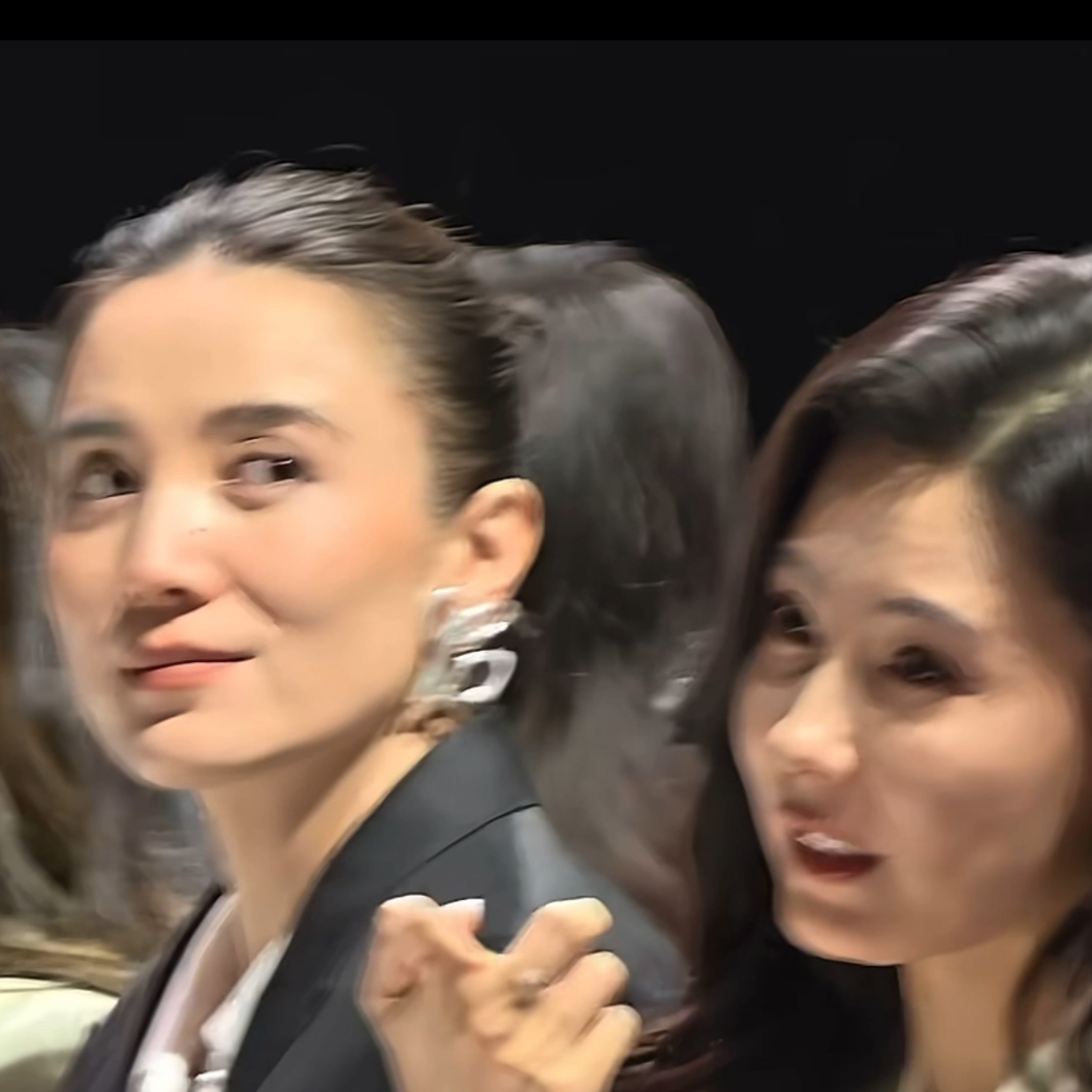 同一年出生的人，张柏芝宋佳邻座看秀，气质完全不一样？今天是九月六日，在网上看到传出的视频消息，昨天在北京某品牌26周年时装大秀现场。张柏芝与宋佳一同坐在秀场的头排看秀。宋佳一身黑色西装，盘起头发，干练又松弛。张柏芝呢穿着米白西装搭配亮片长裙，大波浪一披，满满的港风味道。两人同框的现场原图传到网上，很
