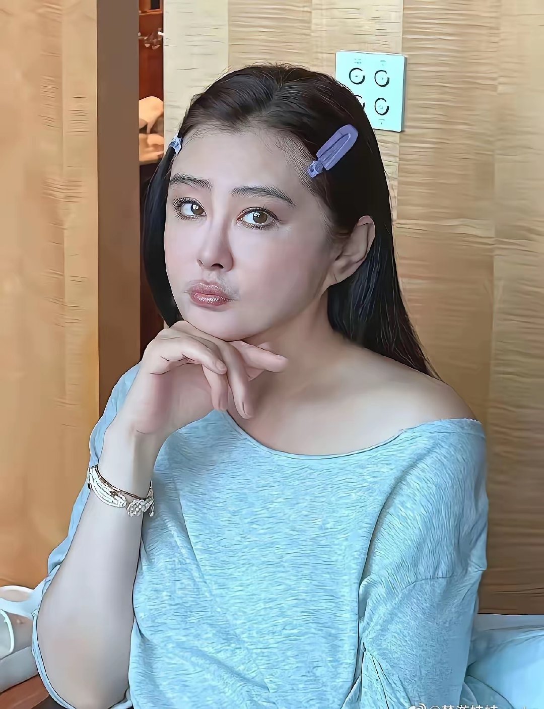 王祖贤近照差点认不出来！现在的她已经59岁了！没想到昔日的大美女也逃不过岁月的蹉跎，现在的她皮肤已经松弛，哪怕浓厚的妆容也盖不住岁月的痕迹！不过仔细看她的五官，单拎出来都是很好看的，只不过到年纪了，每个人都会变老的，至少曾经很美很美就够了！ ​