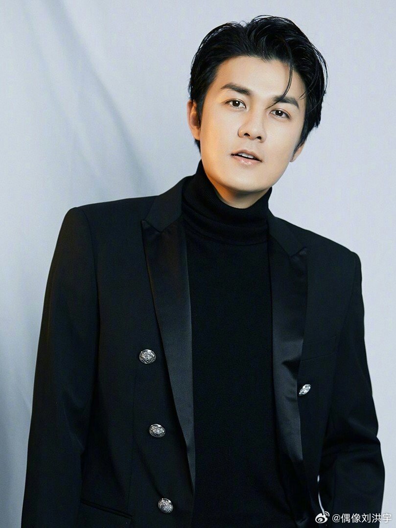 今天是吴克群的47岁生日。我从7岁就开始听《斗阵俱乐部》就喜欢你，后来我也喜欢听《大舌头》和《为你写诗》。生日快乐，吴哥！ ​