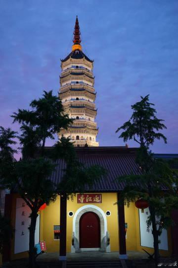夜幕下的沿江路