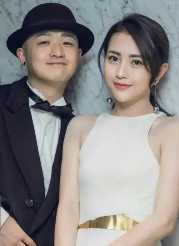 包贝尔和包文婧的感情线：
· 2005年 (校园相恋)：两人在北京电影学院相识。据称包文婧对包贝尔一见钟情并主动追求，甚至用烟头烫自己的极端方式表白。当时包贝尔情史较丰富，这段恋情开启后，他逐渐收心。
· 2005-2013年 (共苦长跑)：毕业后两人住5平米出租屋，最苦时包文婧打三份工养家，并多次主动求婚。直到2013年7月，包贝尔正式向恋爱8年的她求婚成功。
· 2015年 (女儿出生)：3月30日，女儿包可艾（饺子）出生。
· 2016年 (补办婚礼)：3月30日，两人在巴厘岛补办婚礼，但伴娘柳岩被婚闹事件引发巨大争议。
· 2025年 (二胎得子)：5月20日，官宣二胎儿子出生，小名“面条子”。这次夫妻俩对孩子正脸保护得非常好，吸取了饺子曾被网暴外貌的教训。