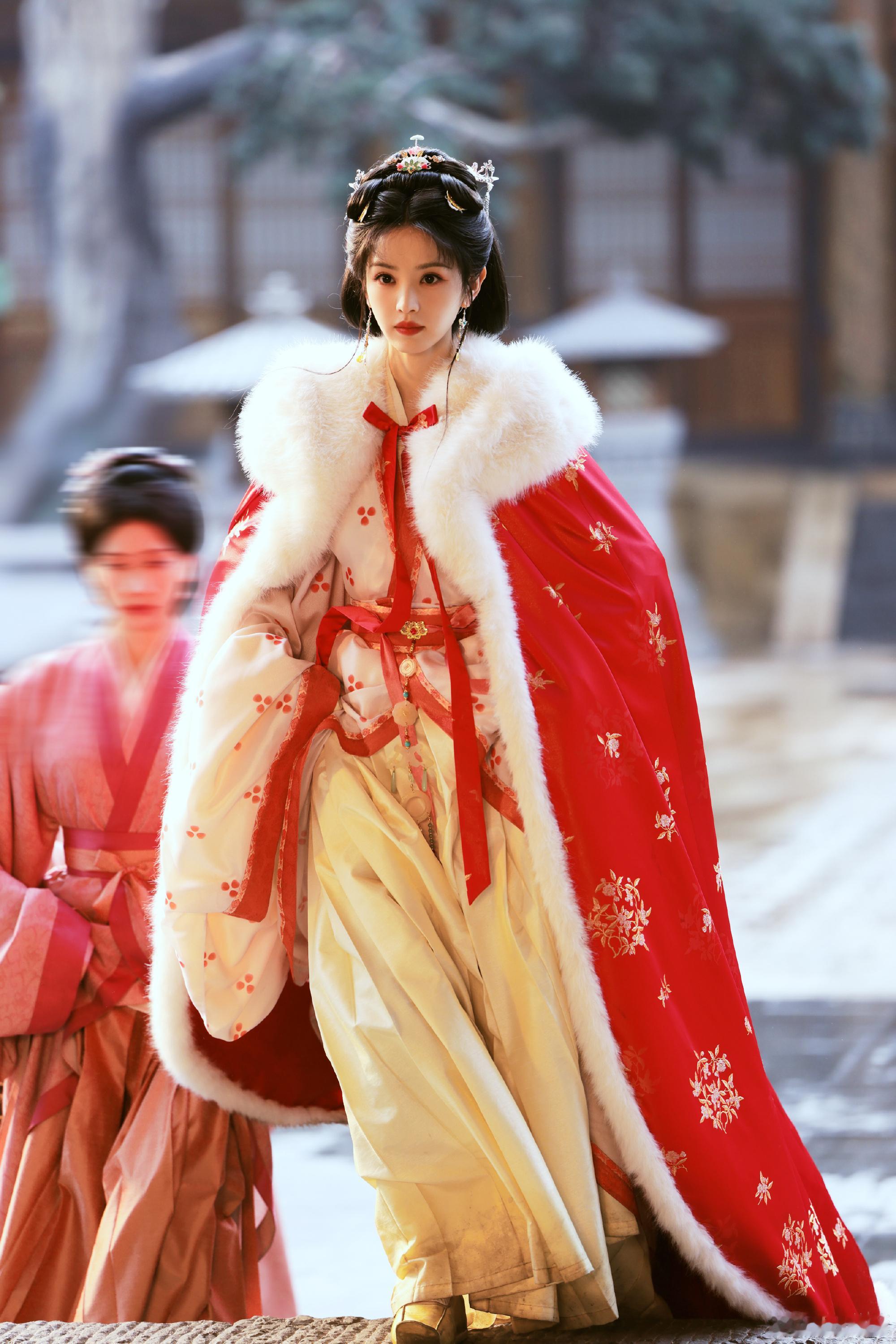 田曦薇凭《逐玉》《低智商犯罪》《嫁金钗》成为内娱首位一年内三平台四破万的演员，95花格局因她而变。 一、三剧四破万的核心成绩- 三部剧概况：2026年，田曦薇主演的《逐玉》在腾讯视频破3万、爱奇艺破万