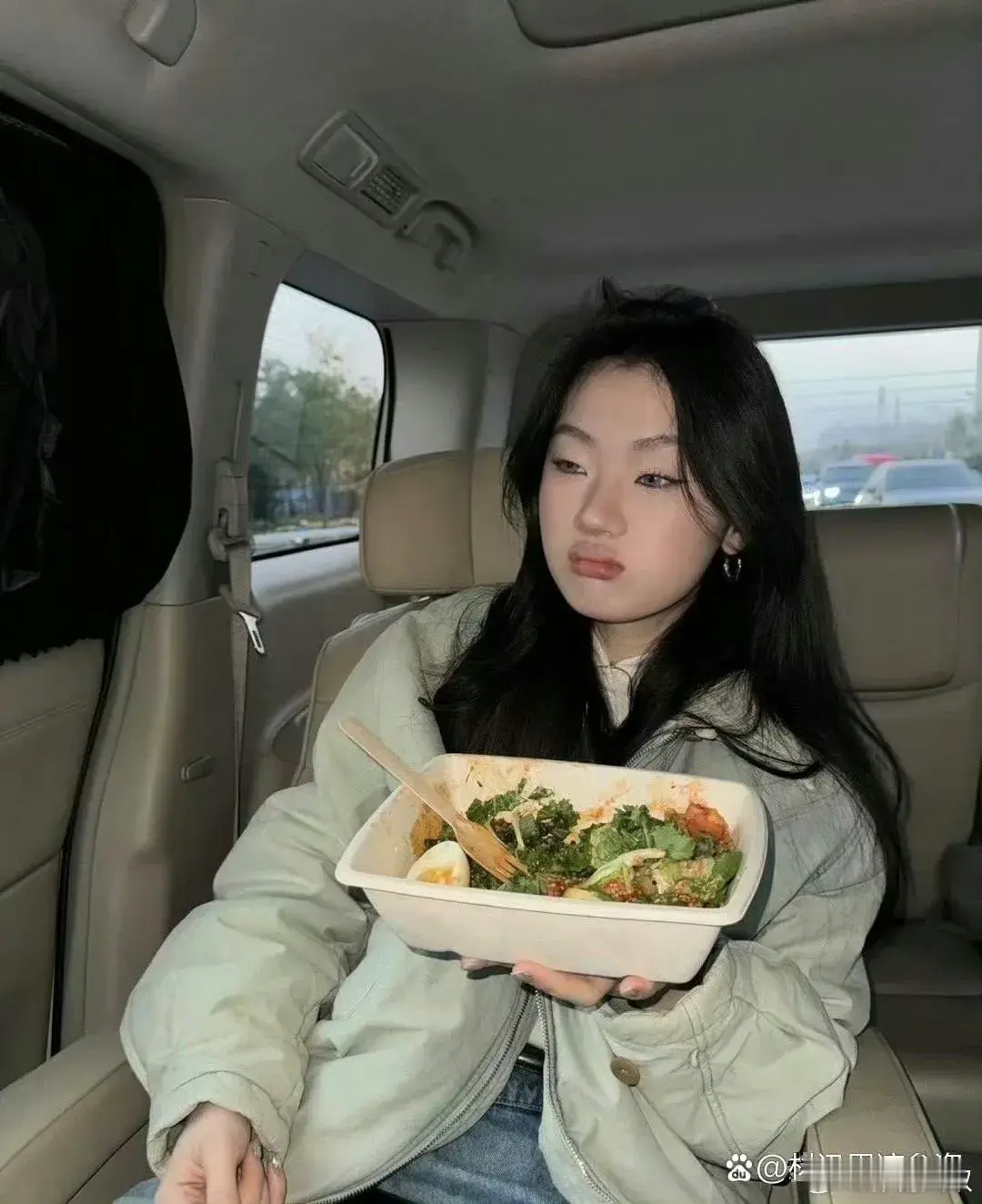 单依纯戴上美瞳后，那模样简直就是猫系美女一枚，特别是眼睛，跟猫咪一样迷人