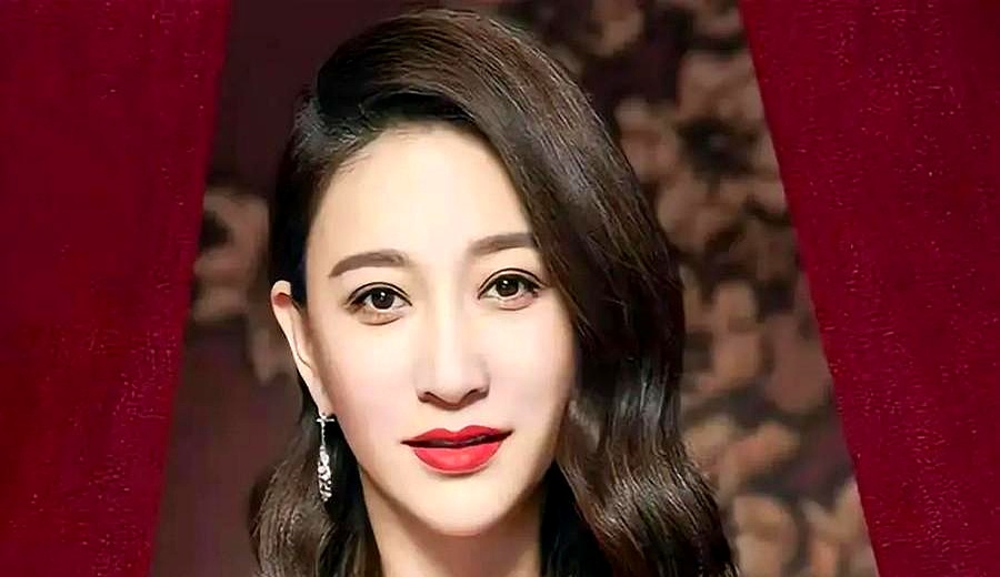 50岁的李小冉在综艺里抽到一张断腕卡，当场红了眼眶，一句话把无数中年女人的心酸扯得稀烂
 

当年比利时古堡大婚，外界传言男方豪掷五个亿由着她作，都当她是养尊处优的金丝雀。结果关起门过日子，她自嘲一直是大树，在暴雨里拼命给另一半撑伞遮风挡雨
 

九岁住校，从小自己扛事，长大进了婚姻也改不掉硬撑的惯