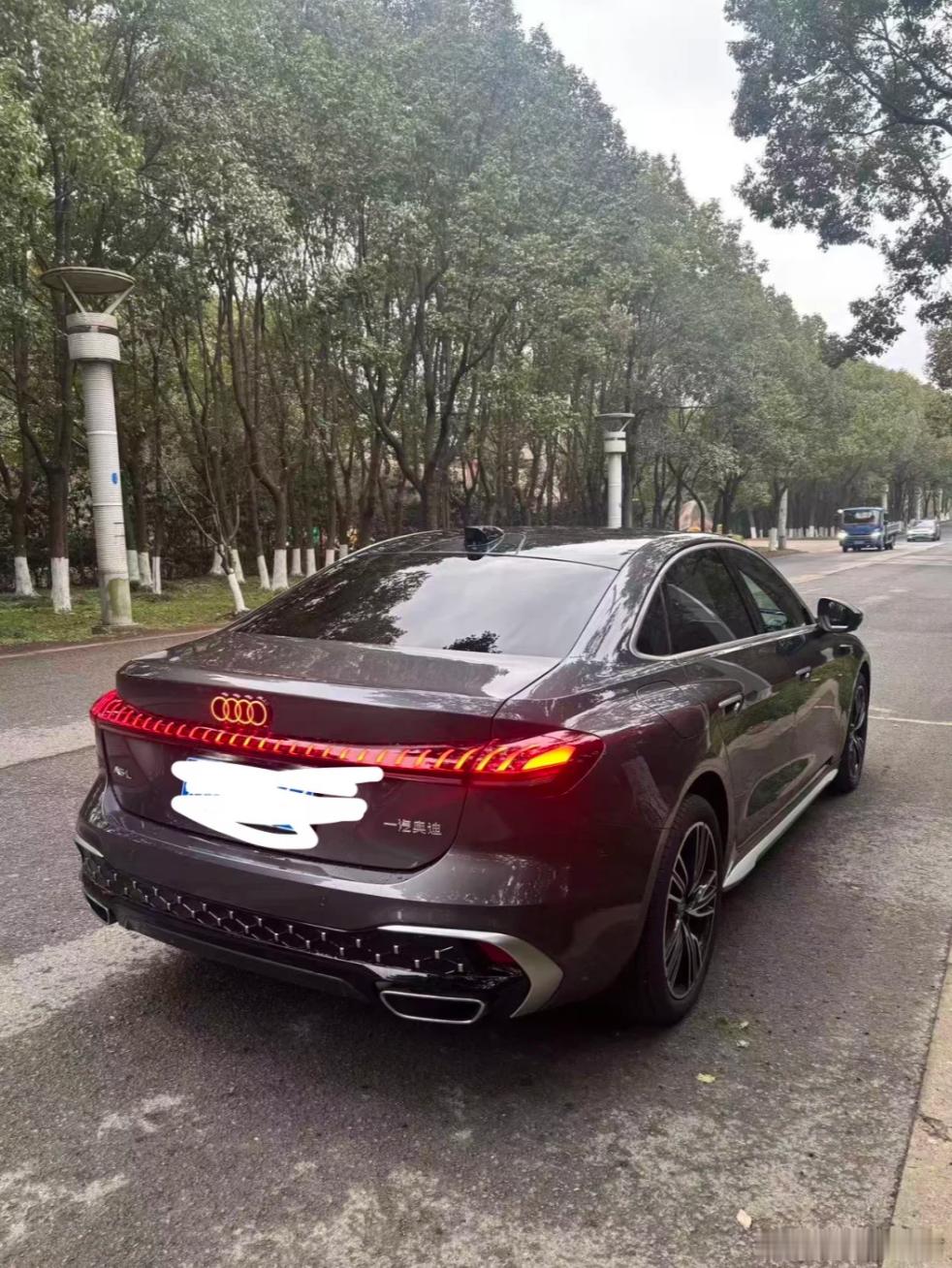 这车开起来，比我想象中还要聪明 

平时喜欢研究各类数码科技，对智能驾驶标准不低，很多车机系统操作繁琐，反应迟钝，很影响体验。一汽奥迪A5L响应速度快，操作逻辑简单，没有多余复杂功能。高速行驶可以识别道路限速，自动调整车速；临近匝道提前规划变道，判断准确。上手简单，熟悉之后越开越顺手。 ​