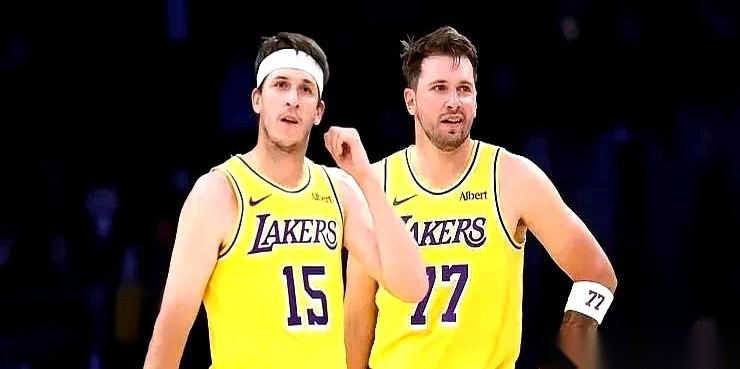 NBA新赛季把纳斯、阿特金森、雷迪克和乌杜卡这四个主教练，直接推到了火山口上。
手里抓着一堆成名球星和昂贵阵容，赢球被当成理所应当，稍微打个磕绊立刻就得背锅。
雷迪克在湖人接下来能不能伺候好东契奇、乌杜卡在火箭手握杜兰特和范弗利特到底能打进季后赛第几轮，目前全都没有准信。
职场上最憋屈的事莫过于此：