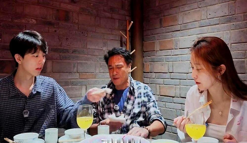 夹起一块鱼肉刚嚼半口，吴镇宇直接放下了筷子：“这是冰鲜的，腥味都没压住。”

探店的镜头还怼在脸上，这位64岁的老戏骨半点面子没给，尝了口招牌菜又皱起眉：“咸成这样，厨师今天失恋了吗？”

刷榜买赞的网红馆子被他戳了个底朝天，转头他就钻进一条破旧巷子，在一家连招牌都没有的居民楼苍蝇馆子里，闷头连干了