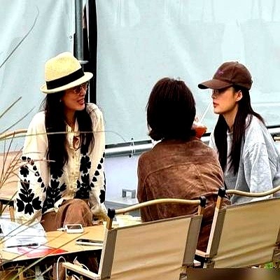李沁和杨采钰在乌镇观众席同框，没打光没滤镜，生图直接炸了。

杨采钰戴着礼帽走老钱风，刚生完孩子复出，贵气完全压不住。旁边的李沁一件灰外套配眼镜，安安静静低头看戏，清冷感拉满。周围素人瞬间被衬成了背景板，网友都在感慨明星和普通人确实有壁。

但最绝的不是脸，是状态。两人该鼓掌鼓掌，该安静安静，一点不