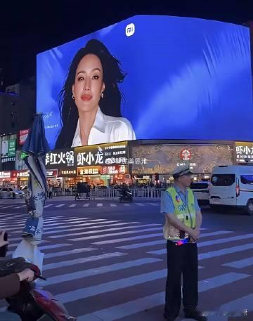 雷总打广告没有放汽车上去，但所有人都知道这是新一代 SU7 的广告<b...