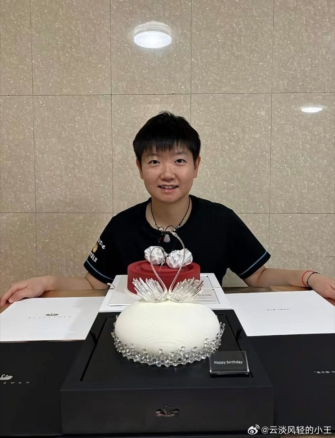 #孙颖莎四个不拒绝生日应援#孙颖莎你真的，我哭死[捂嘴哭]。原以为马上要生日的她会沉浸在祝福中，结果她一席话直接整顿饭圈：不办生日会、不搞应援、赛场见。

作为国乒的“小魔王”，今天咱们从星座的角度来扒一扒，为什么孙颖莎能这么清醒？因为她是个标准的天蝎座，天蝎座可能不擅长每天把爱挂在嘴 ​