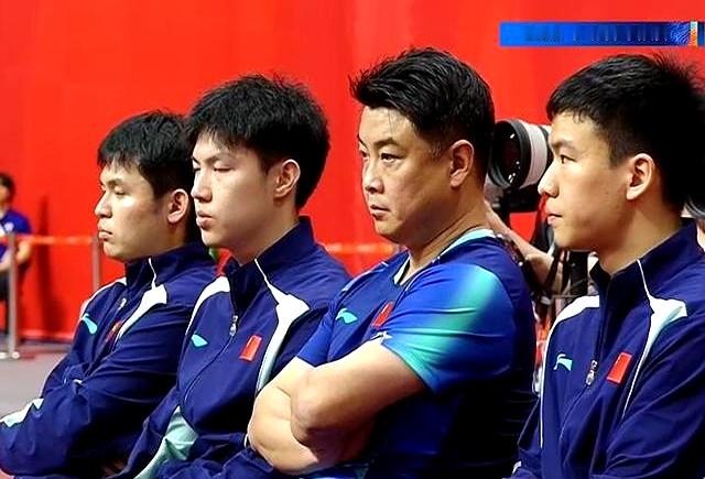 乒乓球男团决赛巅峰对决，中国男乒大战日本男乒。
 

以往我们在这项赛事里占据绝对优势，甚至早早就手握连冠纪录。
 

但这次碰面心里真没底，日本队势头很猛，张本智和带着松岛辉空一路冲杀，而国乒这边樊振东和马龙都没来，阵容大换血之下，排兵布阵甚至可以说处于吃紧状态。
 

开局直接被连闷两棍，0比2